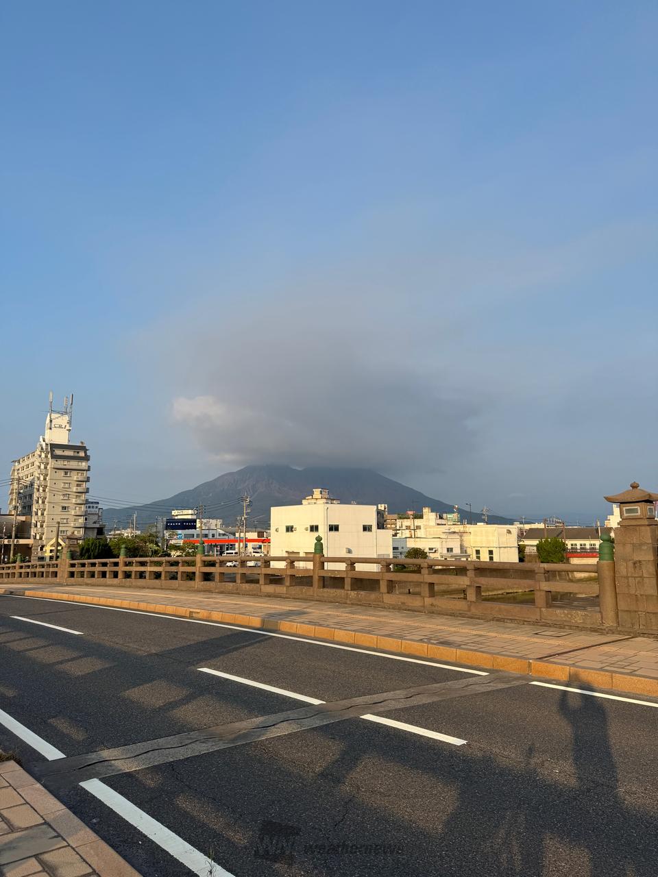 鹿児島市側から見た桜島 昼に噴火した灰が | 鹿児島県鹿児島市