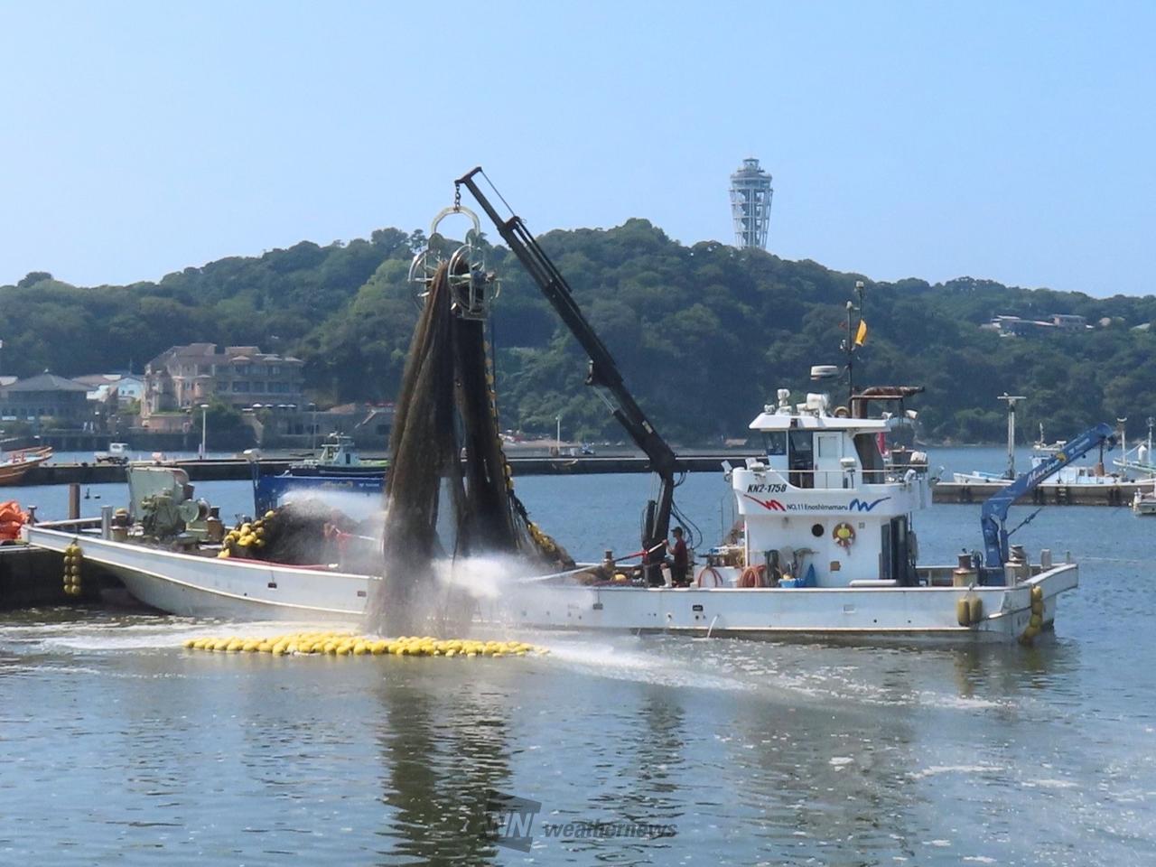漁を終え網を洗って...