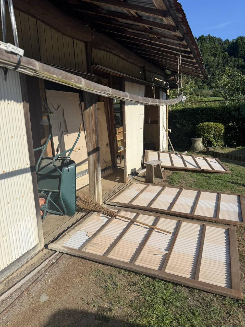実家の古い納屋の扉...