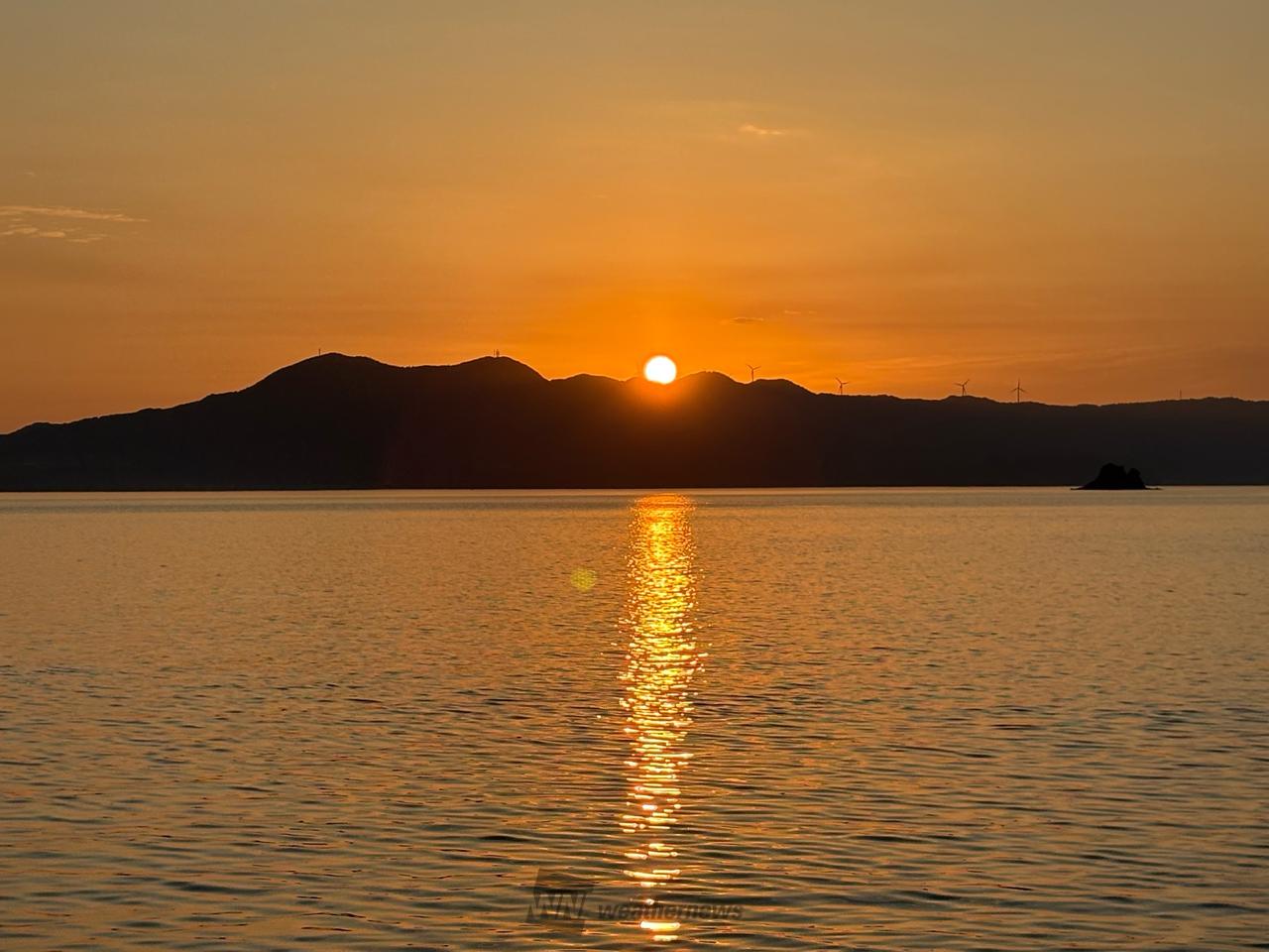 19時頃の北西空。夕焼け空に、日没直前の | 山口県大島郡周防大島町