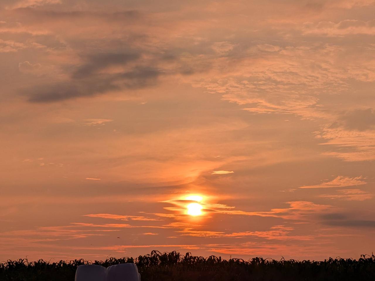 夕日ページ 日曜日の夕焼け 注目の空の写真 ウェザーニュース