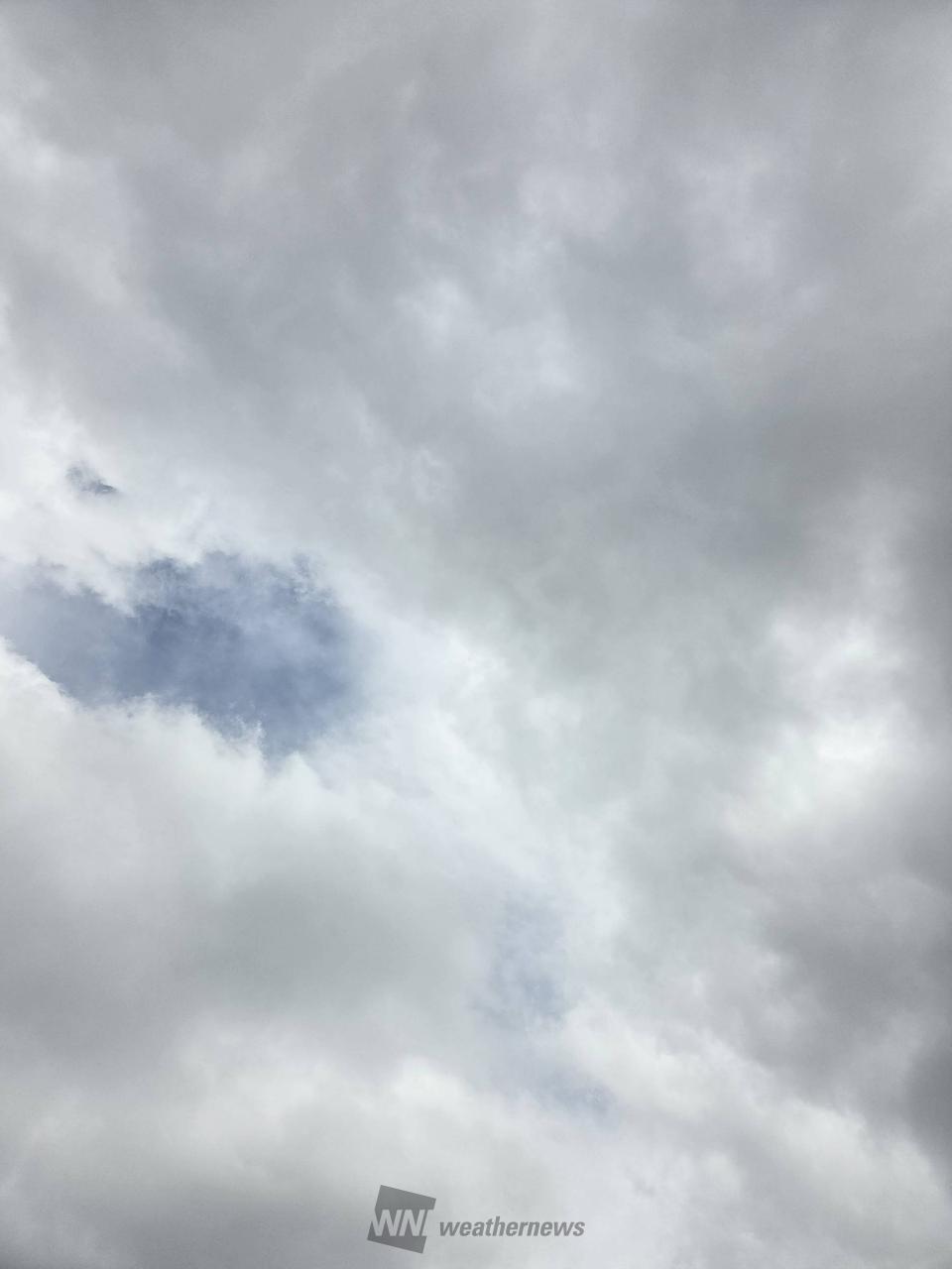 厚い雲が低い所にの...