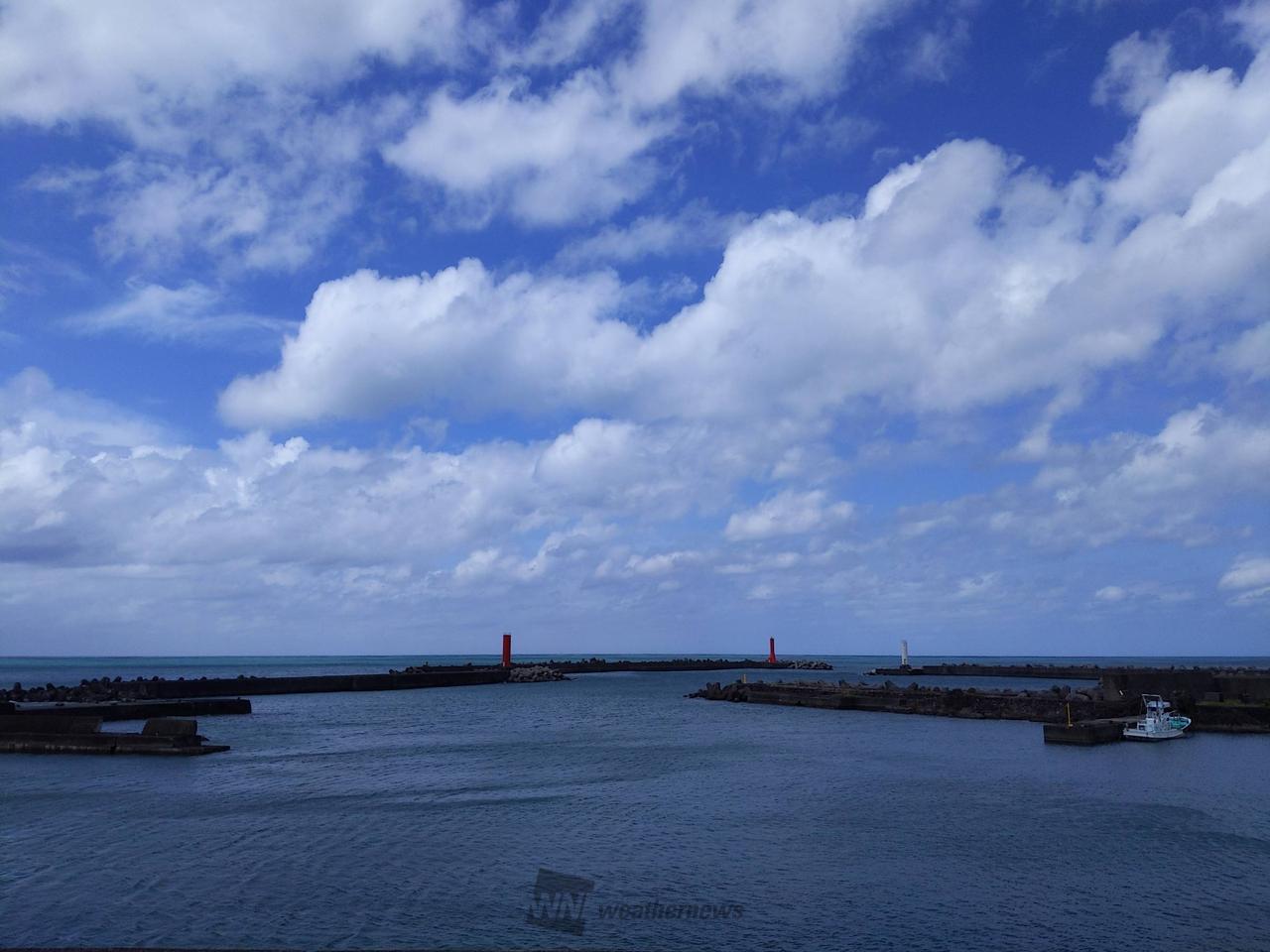 室戸岬漁港の西の空...