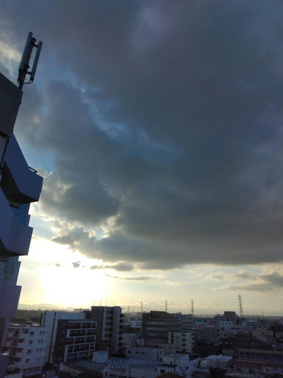 西の空、地平線沿い...