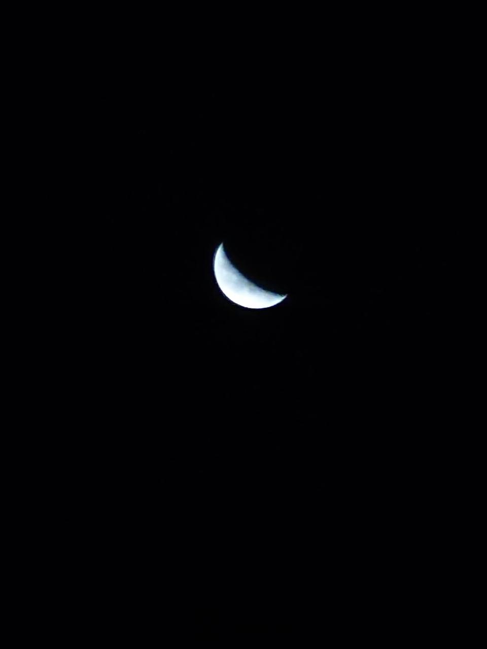 空と月ページ ほっそりしてきた月🌘 注目の空の写真 ウェザーニュース