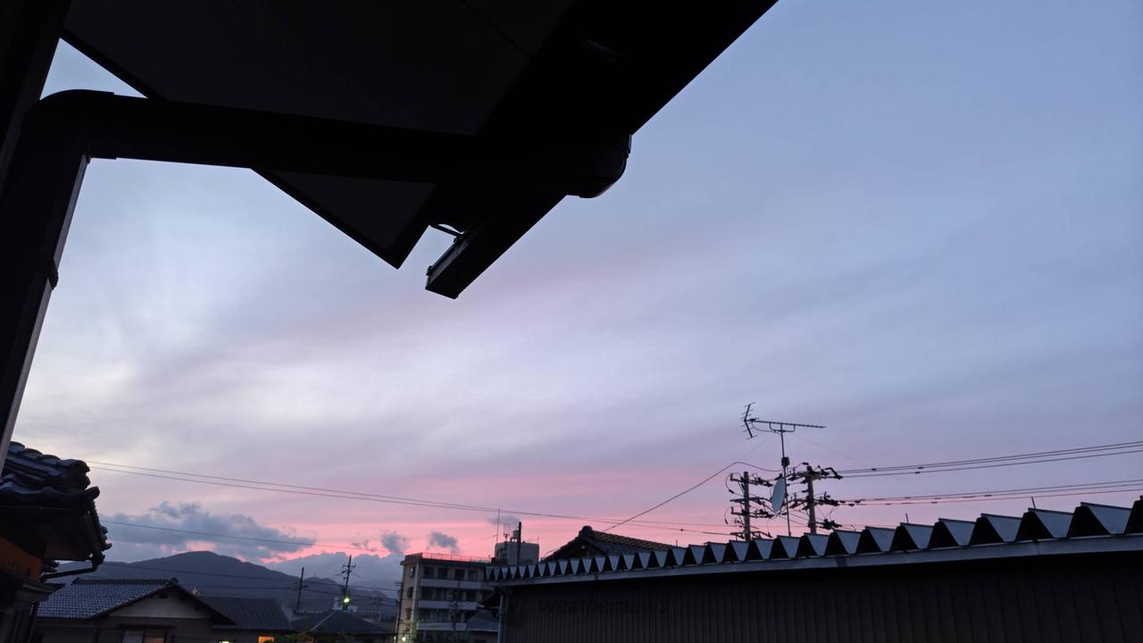 薄曇りの夕空です。...