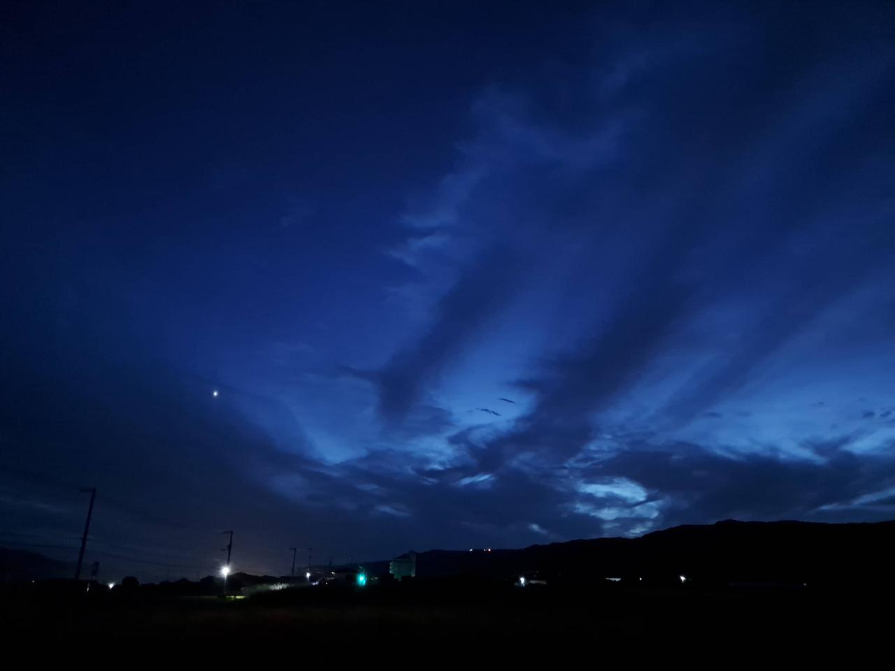 暮れ行く空に宵の明...