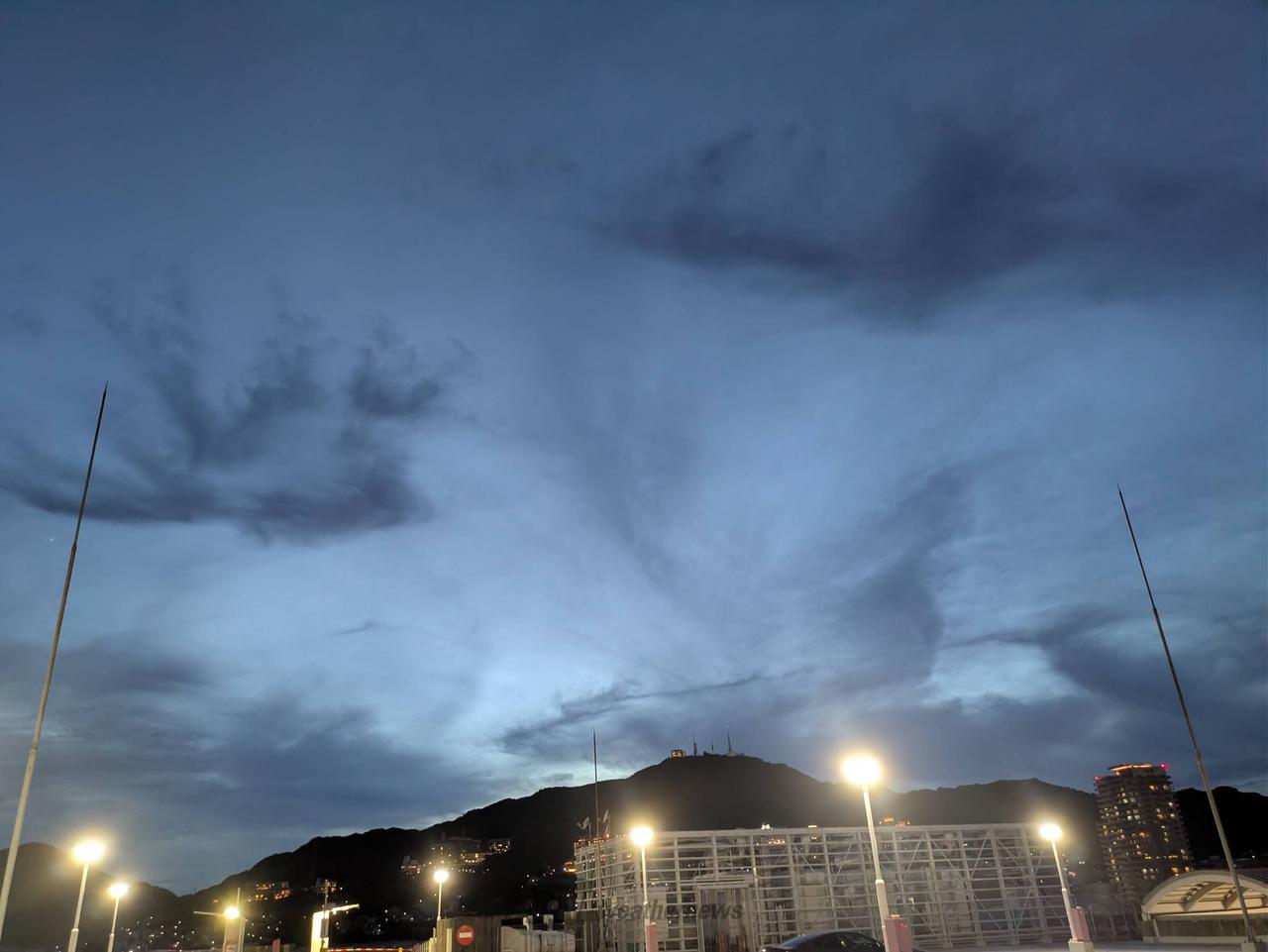 こんばんは。空は...