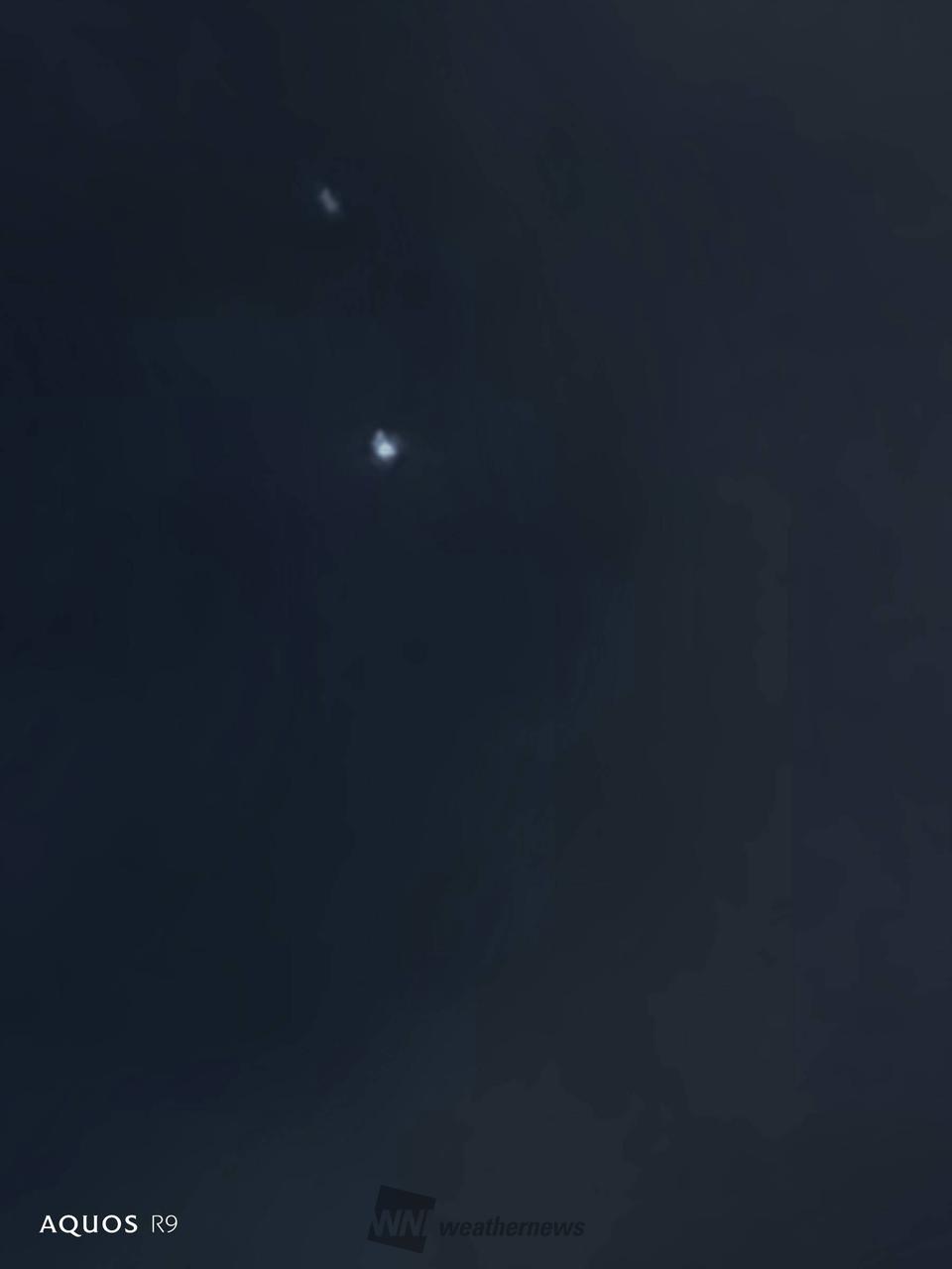 雲に覆われている夜...
