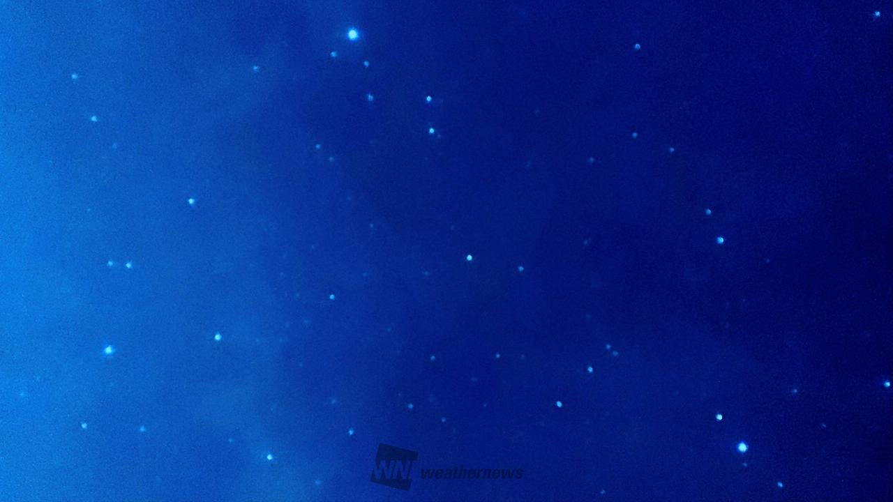 雲に覆われてる夜空...