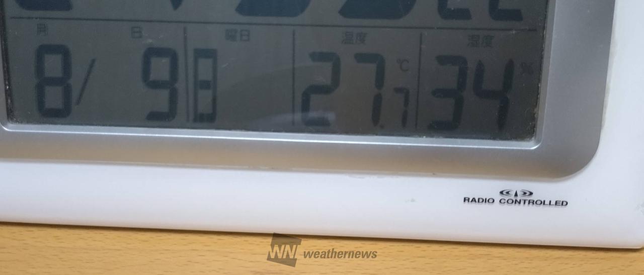 屋外は雷雨の影響で...