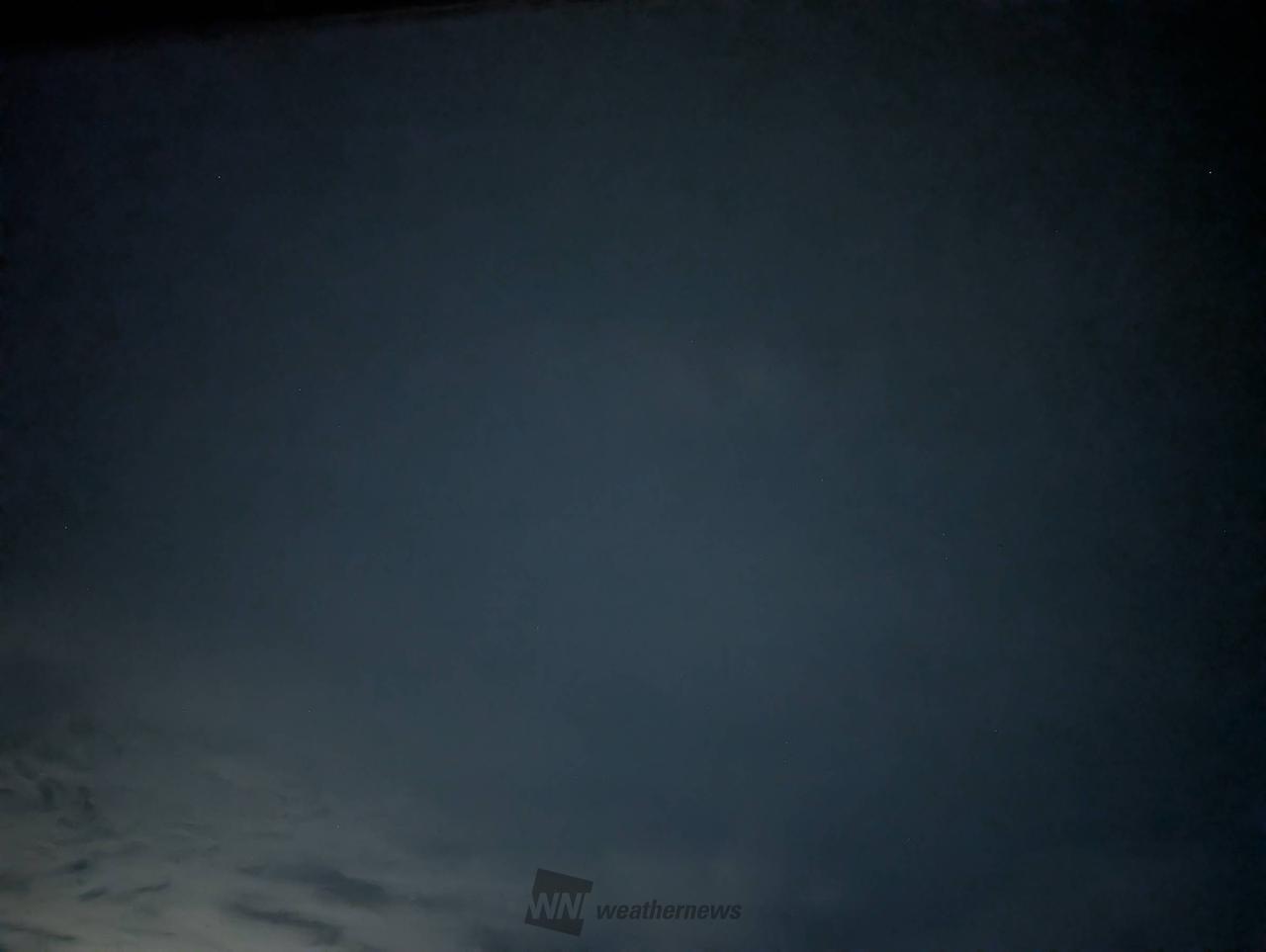 こんばんは、空、曇...
