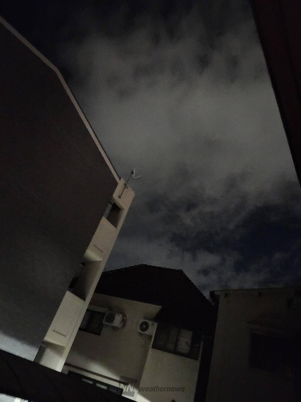 ベランダに出て夜空...