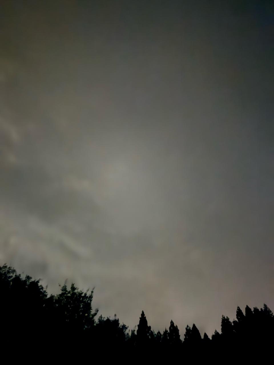 雨が止んで、曇り空...