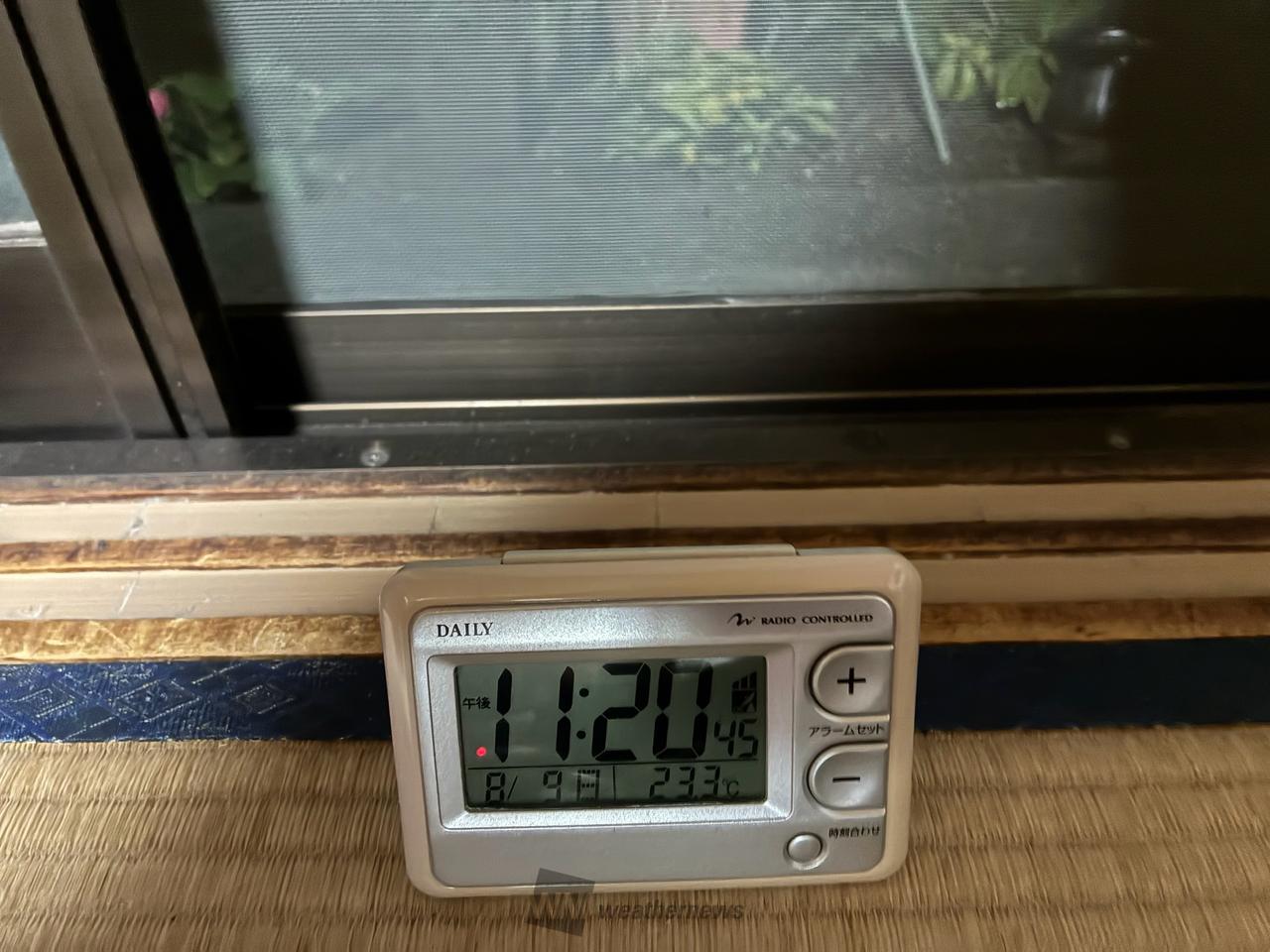 雷雨の後、窓を開け...