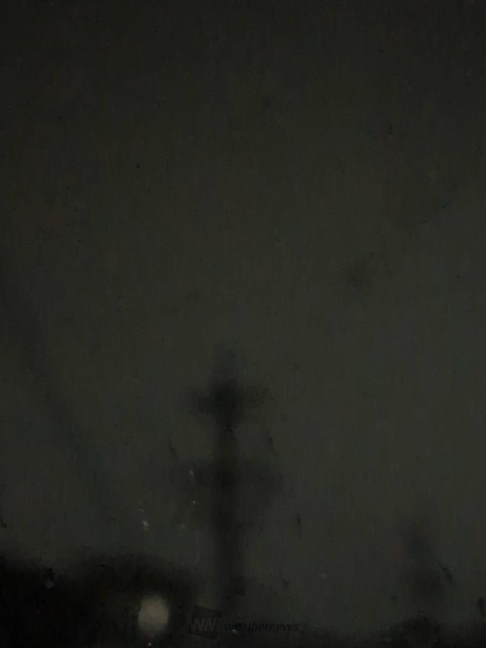 雷が鳴り激しい雨が...