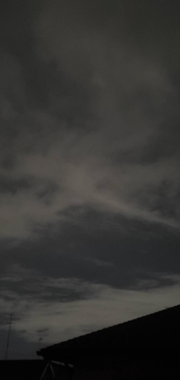 雨が止んで雲がまだ...