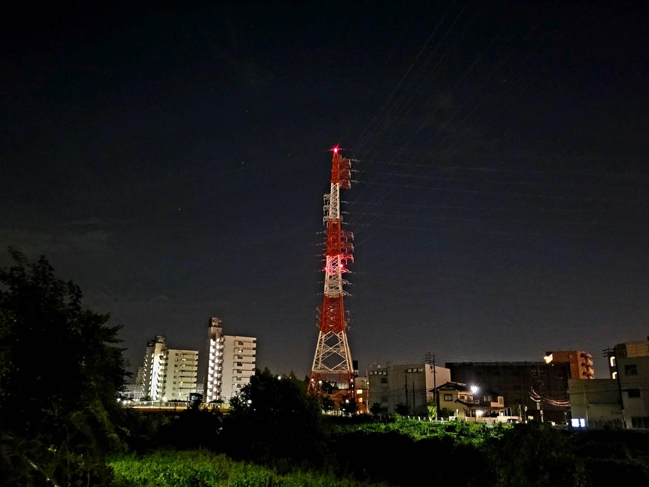 薄い雲が少しだけ残...