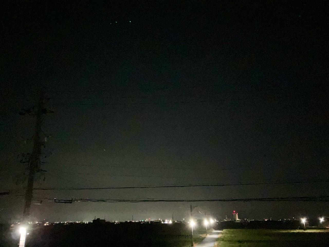 薄い雲に覆われた空...