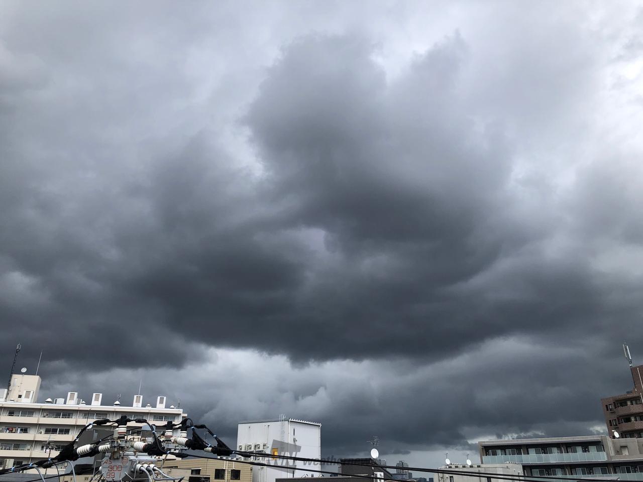 おどろおどろしい雲