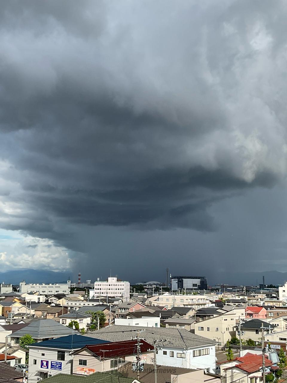 五頭山が雨柱で見...