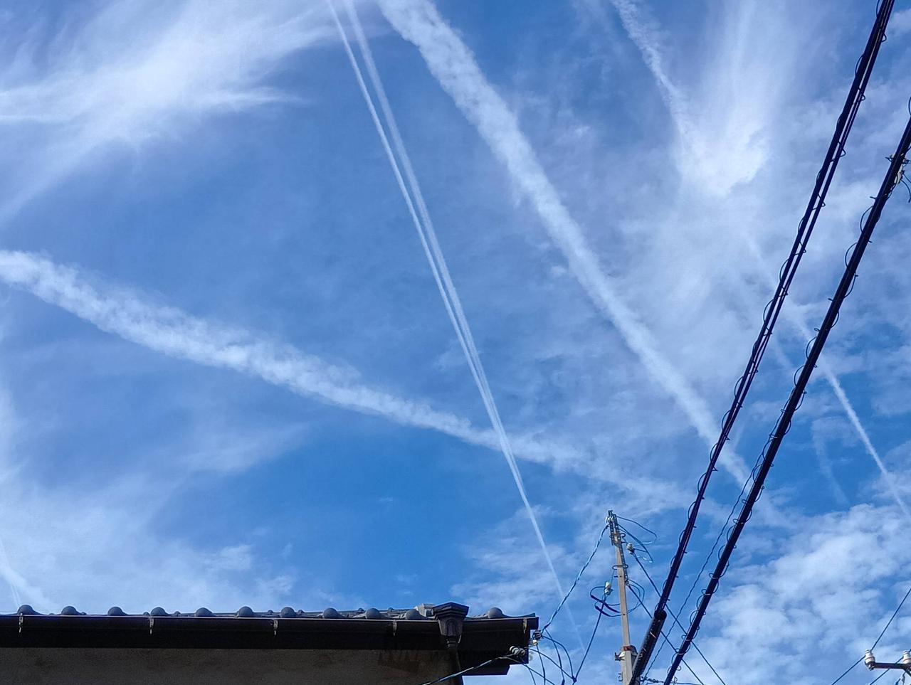 ヒコーキ雲だらけ ...