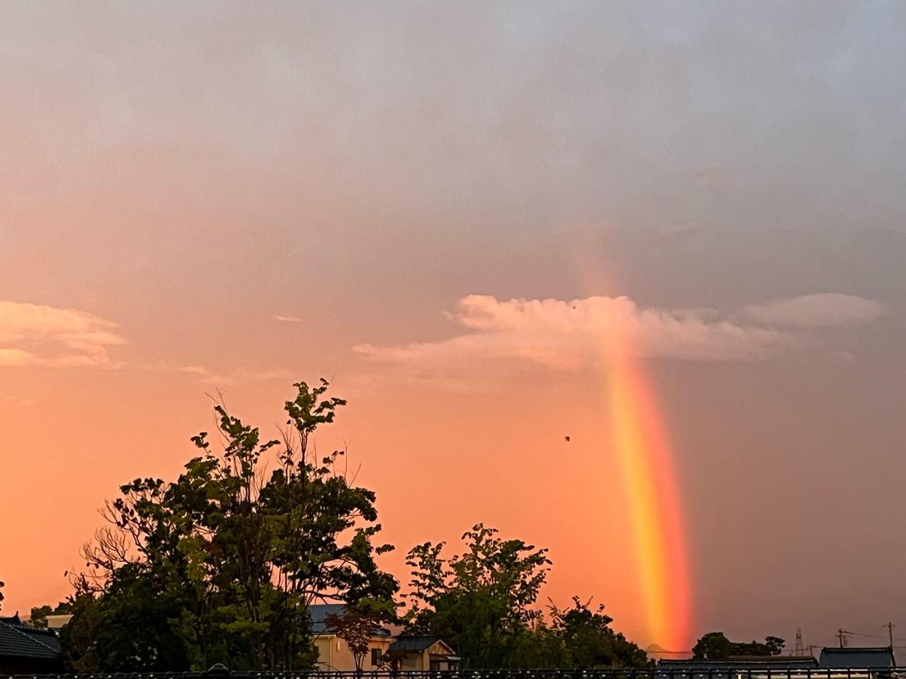 嵐の間に虹架かる🌈 注目の空の写真 ウェザーニュース