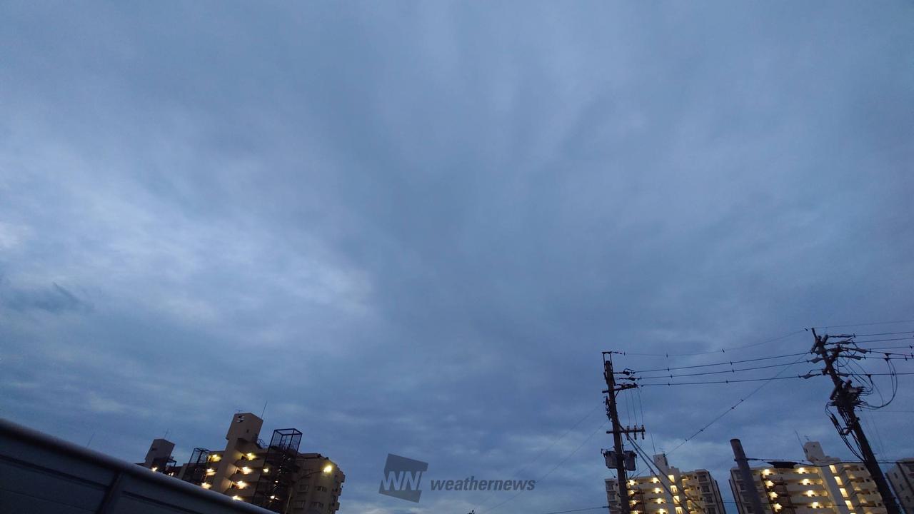 南の空。グレーの...