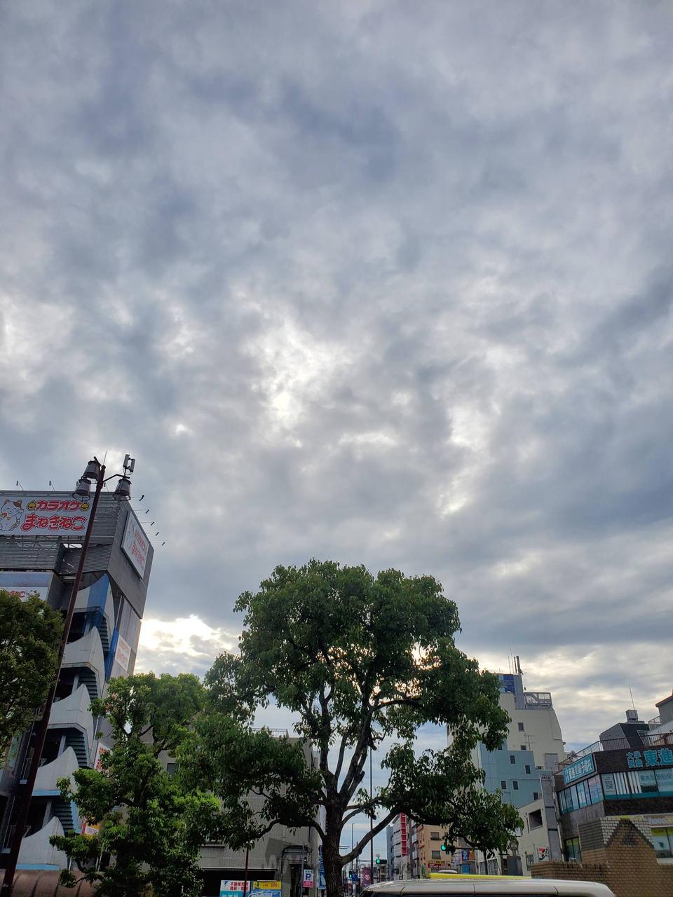雲の隙間から、お日...