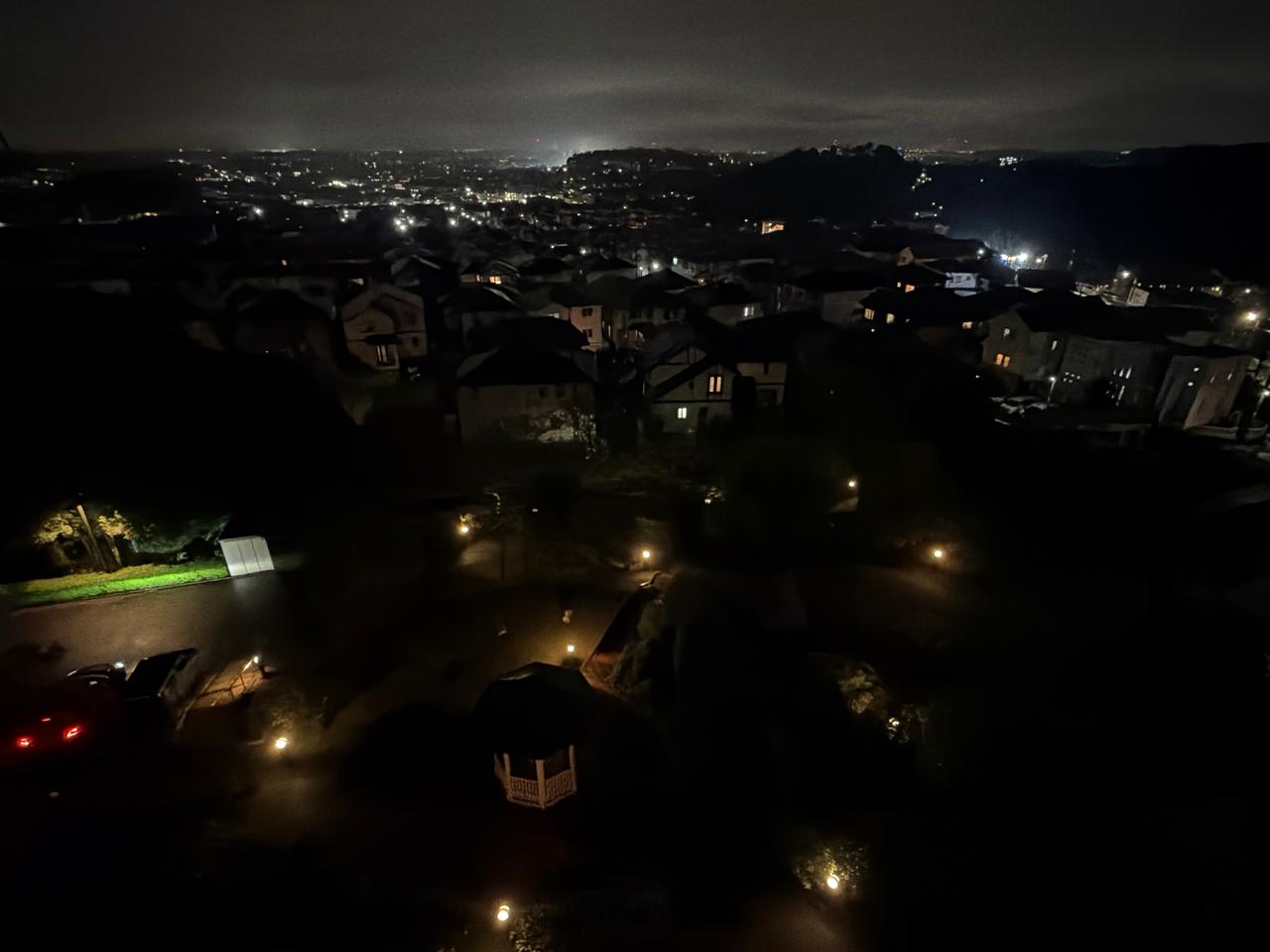 街灯を見るとまだ小雨が残る天気 今夜も月 | 東京都町田市 | Wild Pug