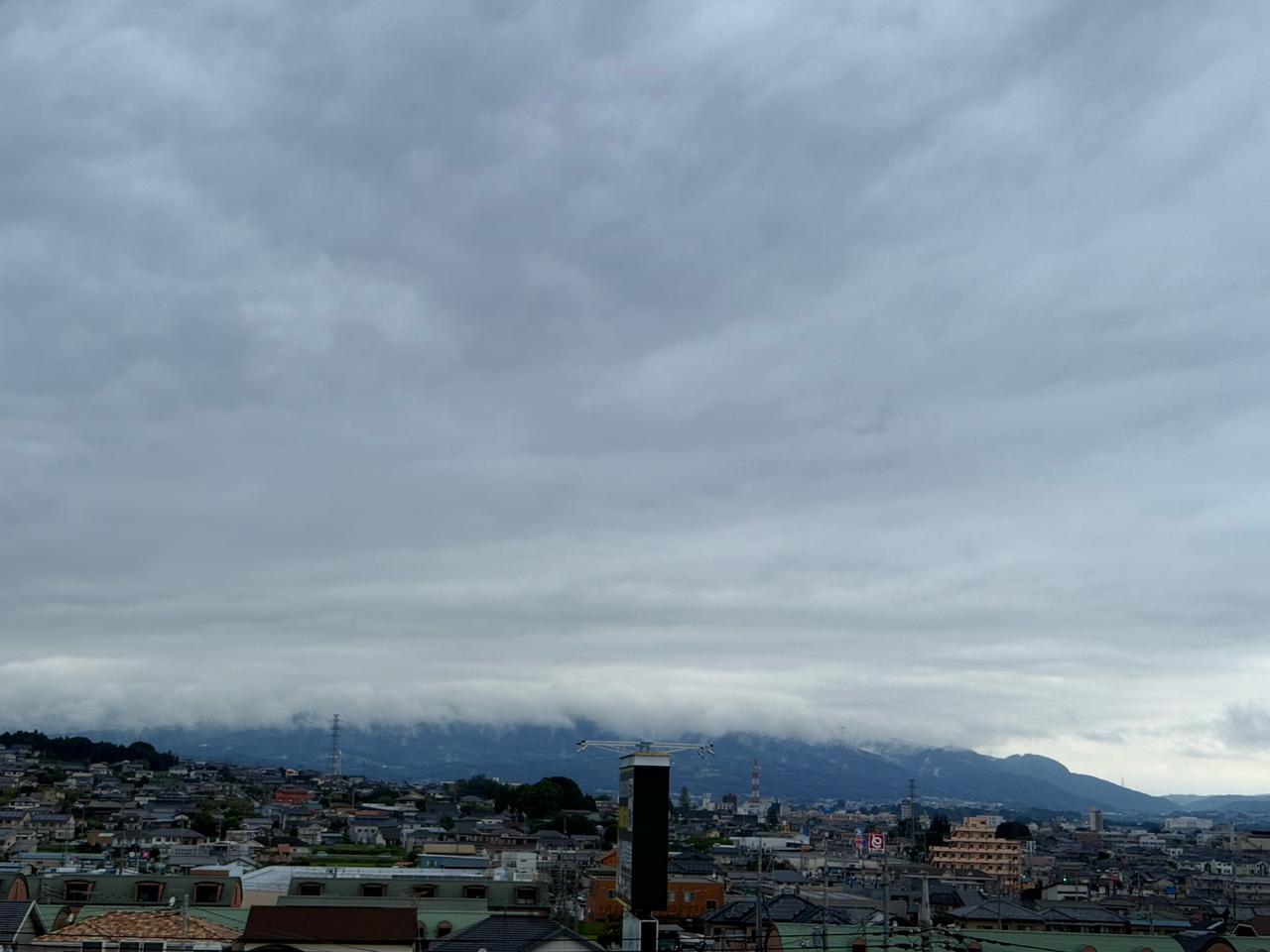 北の子持山方向の空。 山の上半分は雲に | 群馬県渋川市 | 梅見月