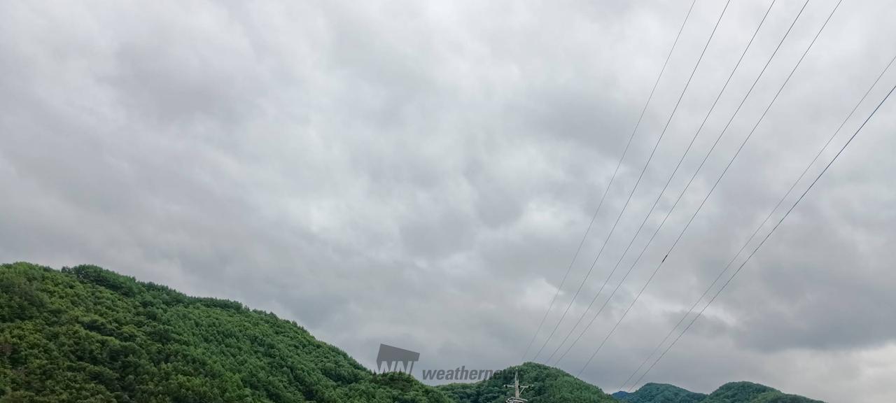 どんより雲空です 過ごしやすいですが 気 | 長野県上田市 | -もんちゃ