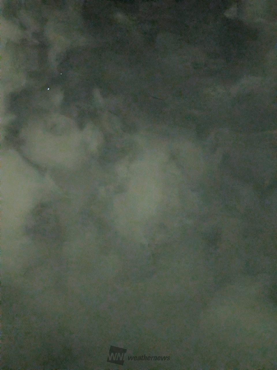 今は薄雲が広がって...