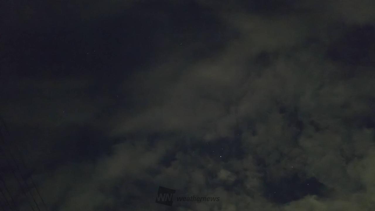 雲の多い夜空。下...