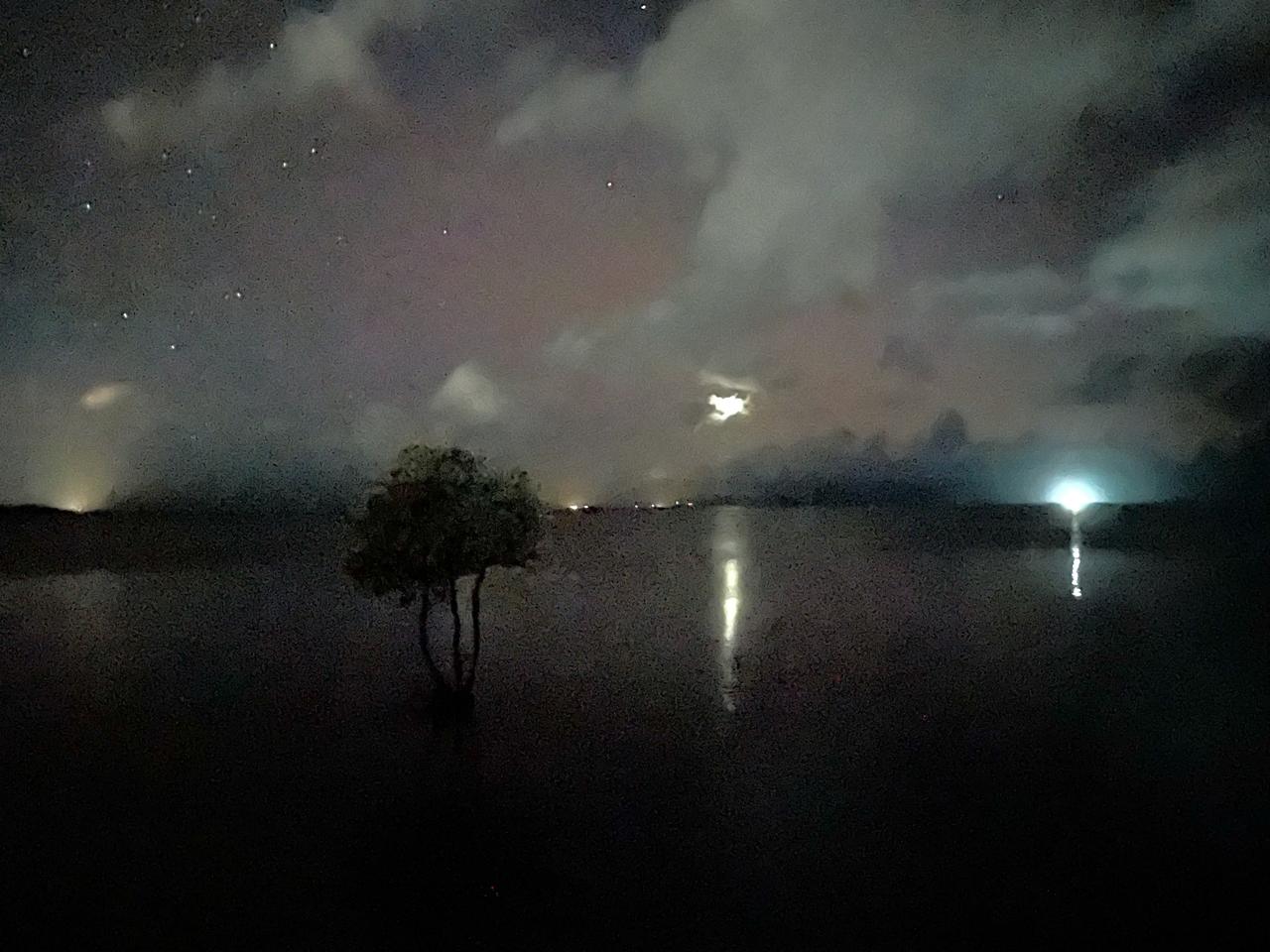 幻想的な名蔵湾の夜...