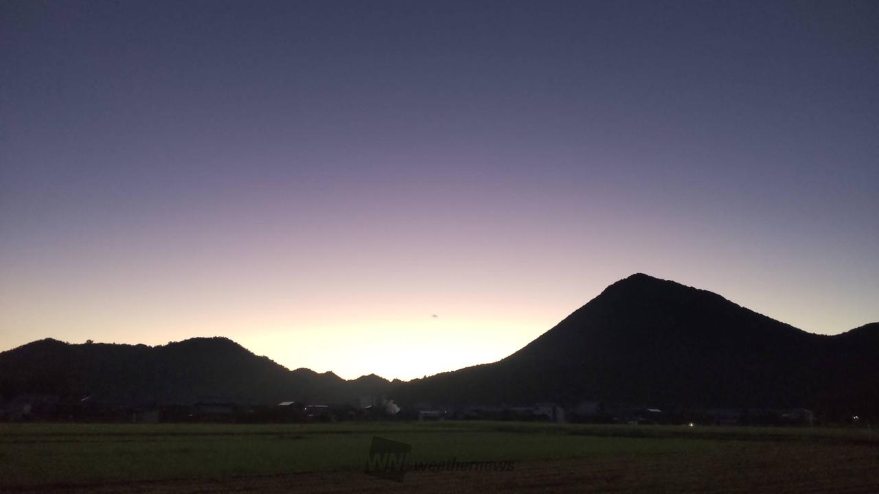 夜明け前の幻想的風...