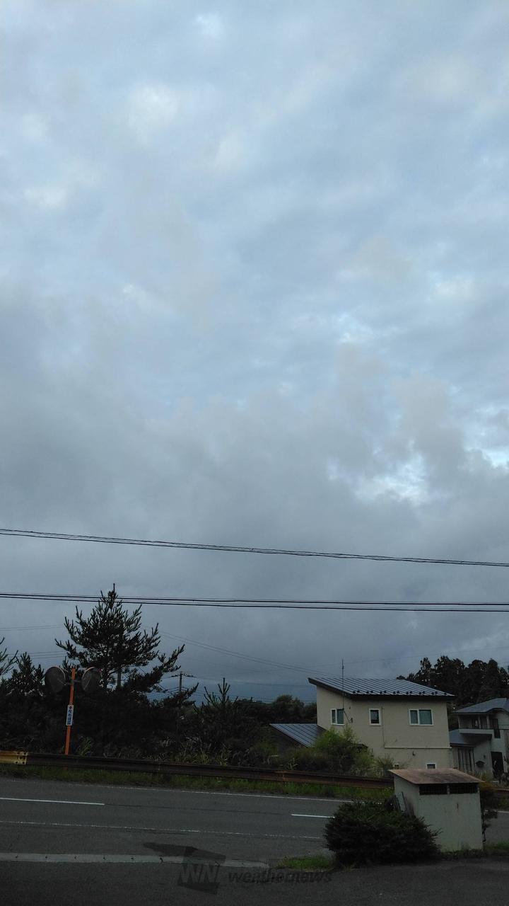 隙間のある曇り空、...