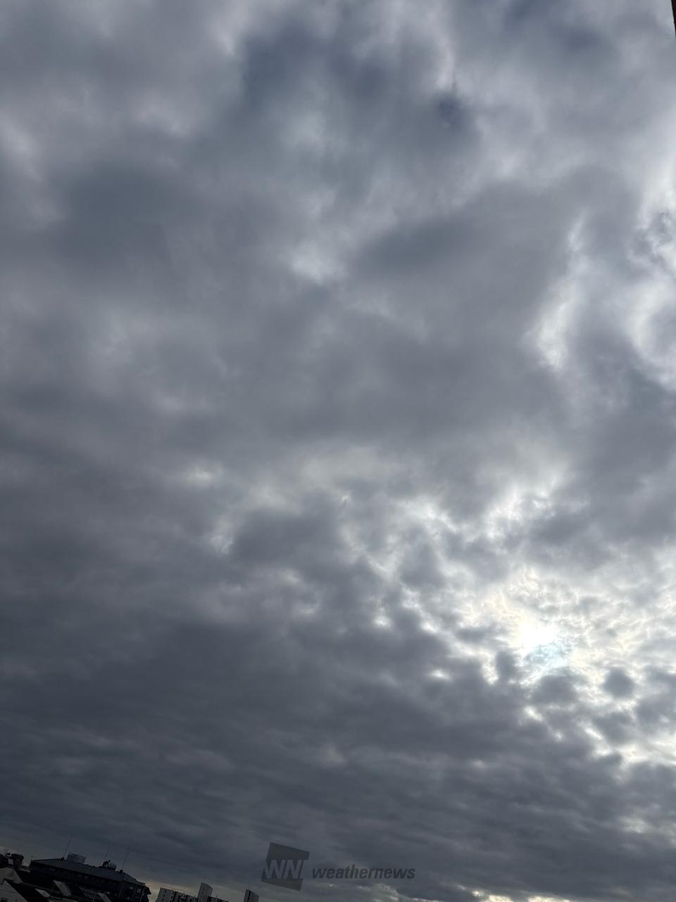 分厚い雲の隙間からおひさまが。 風もあり | 大阪府茨木市 | -きぷ