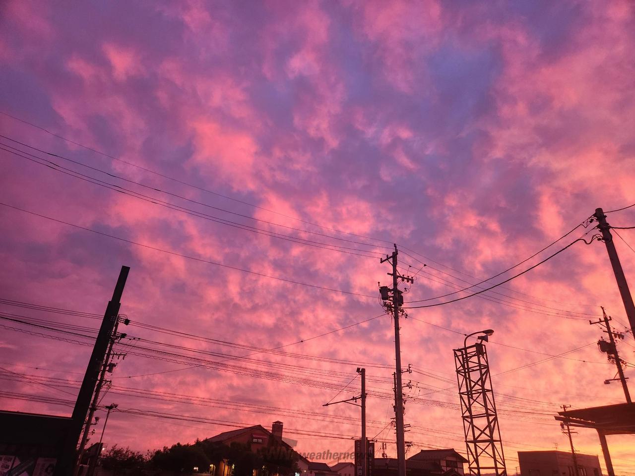 ピンクや紫… 台風接近で幻想的な夕焼け 注目の空の写真 ウェザーニュース