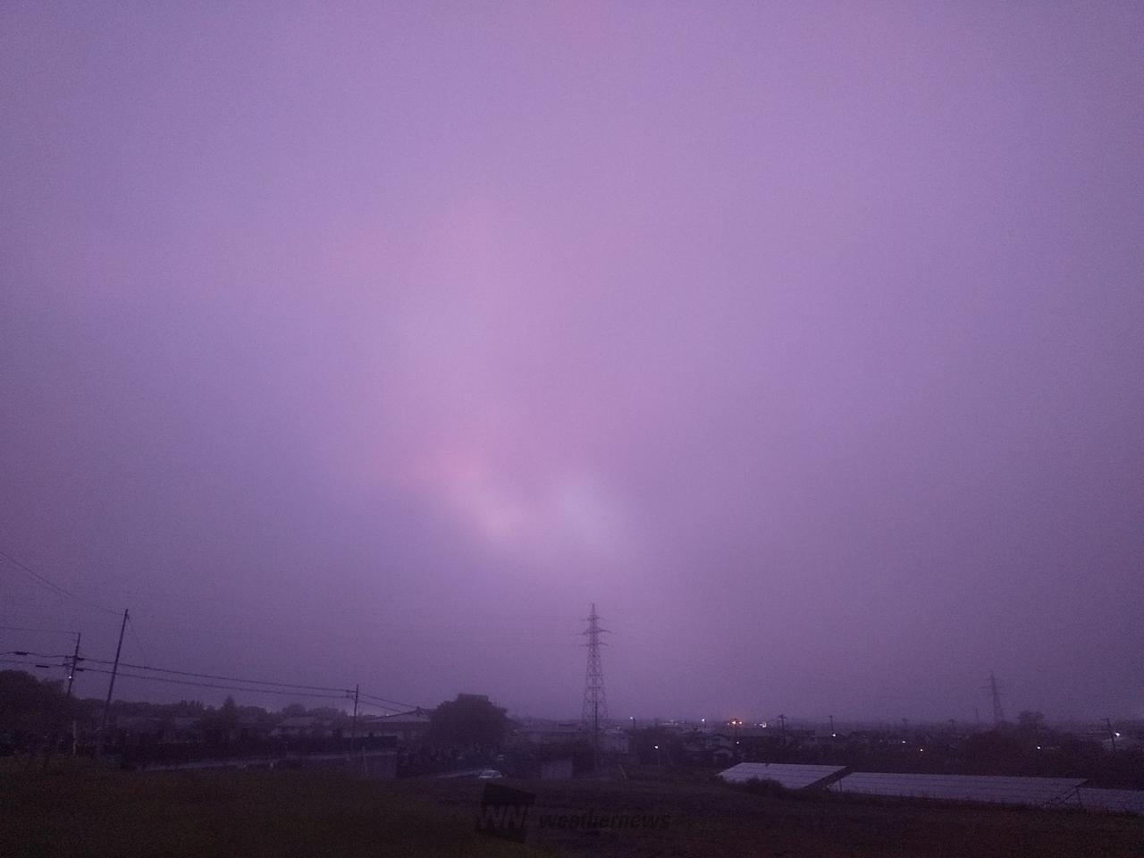 ピンクや紫… 台風接近で幻想的な夕焼け 注目の空の写真 ウェザーニュース