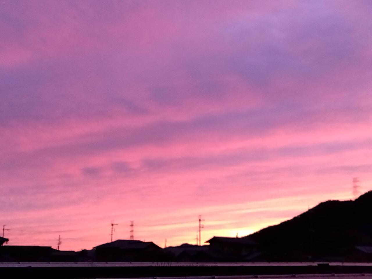 ピンクや紫… 台風接近で幻想的な夕焼け 注目の空の写真 ウェザーニュース