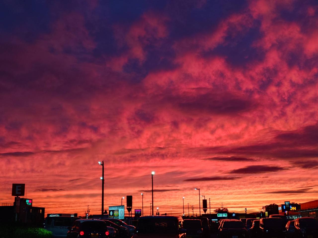 ピンクや紫… 台風接近で幻想的な夕焼け 注目の空の写真 ウェザーニュース