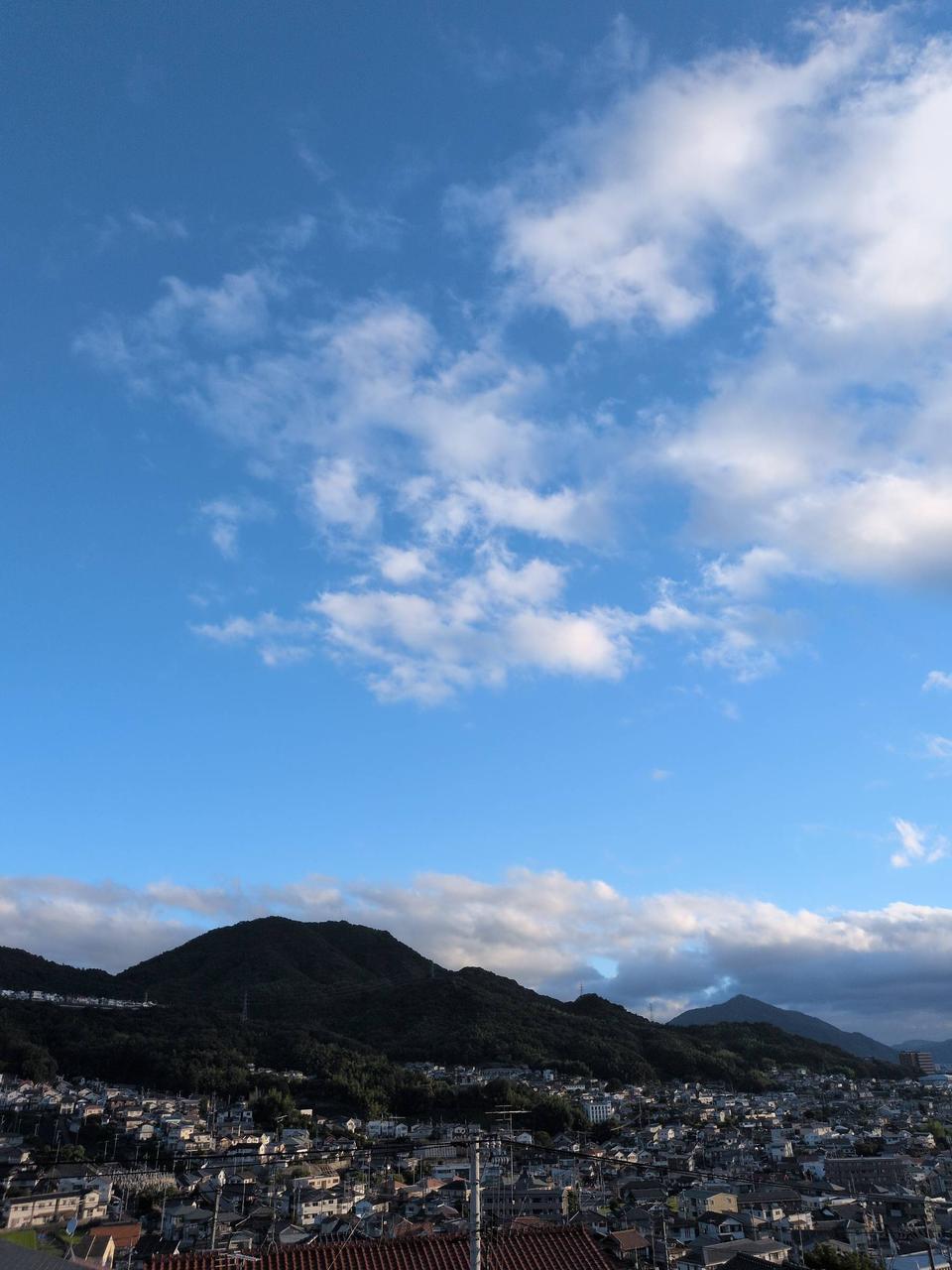 武田山、上空に雲が見えますが青空が広がっ | 広島県広島市安佐南区