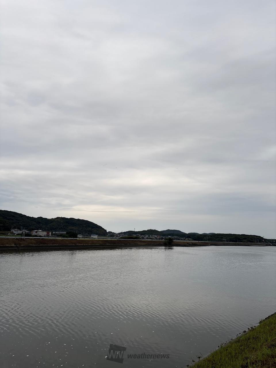 曇天と川 釣川から北西の空。 高曇りの夜明け前 | 福岡県宗像市 | Big helper