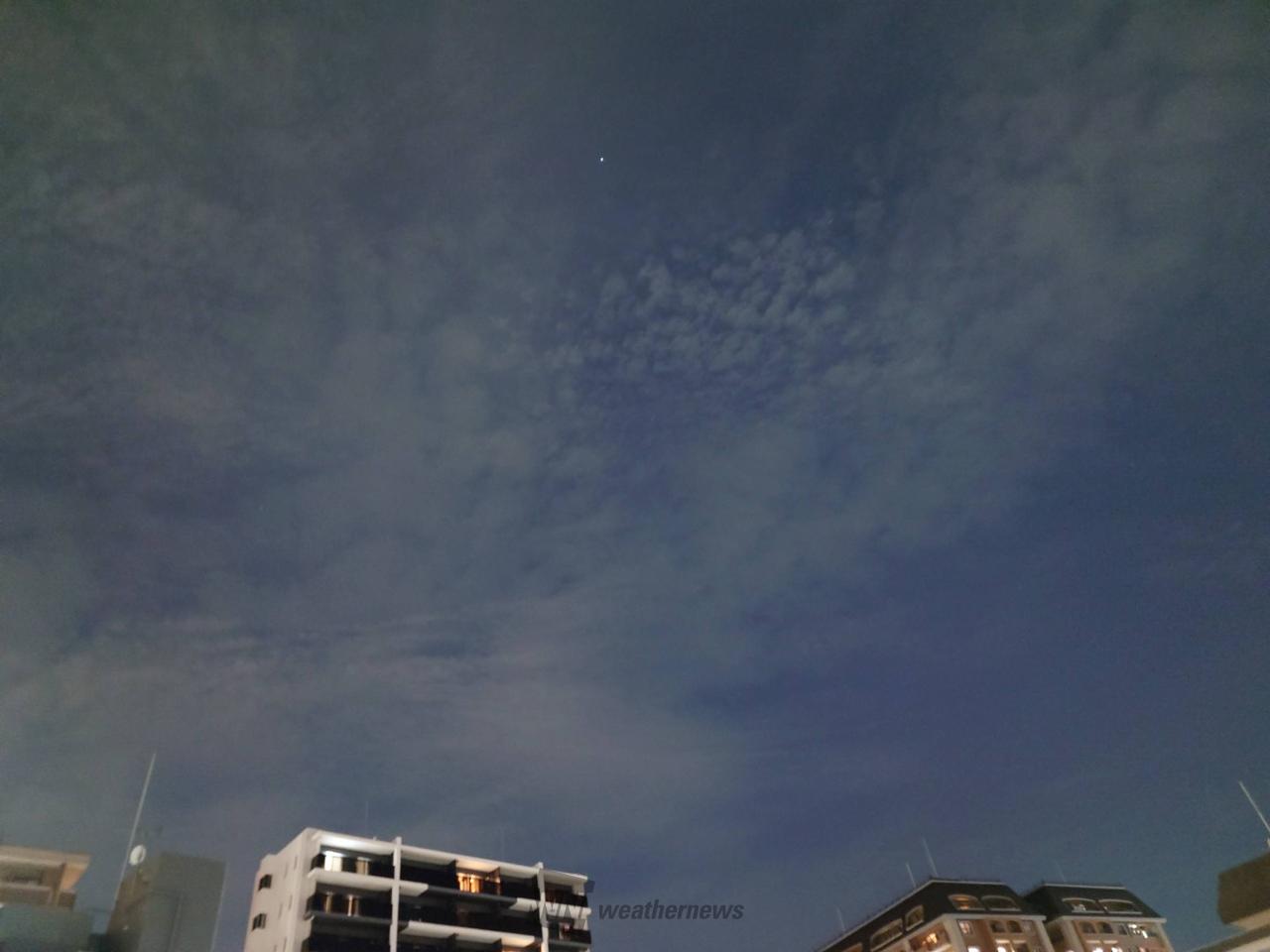 うっすらと雲が広がる周辺の夜空☁ 明るい | 福岡県福岡市中央区 | Dr