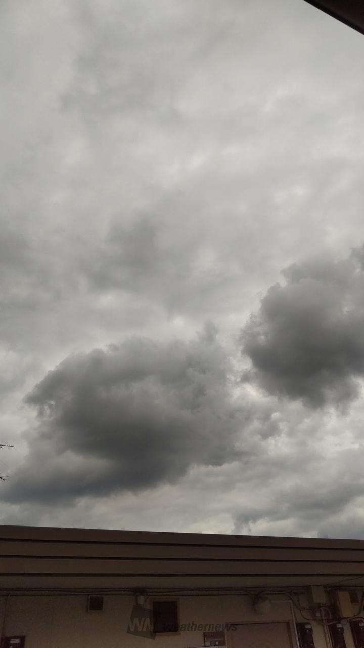 怪しげな濃灰色の雲...