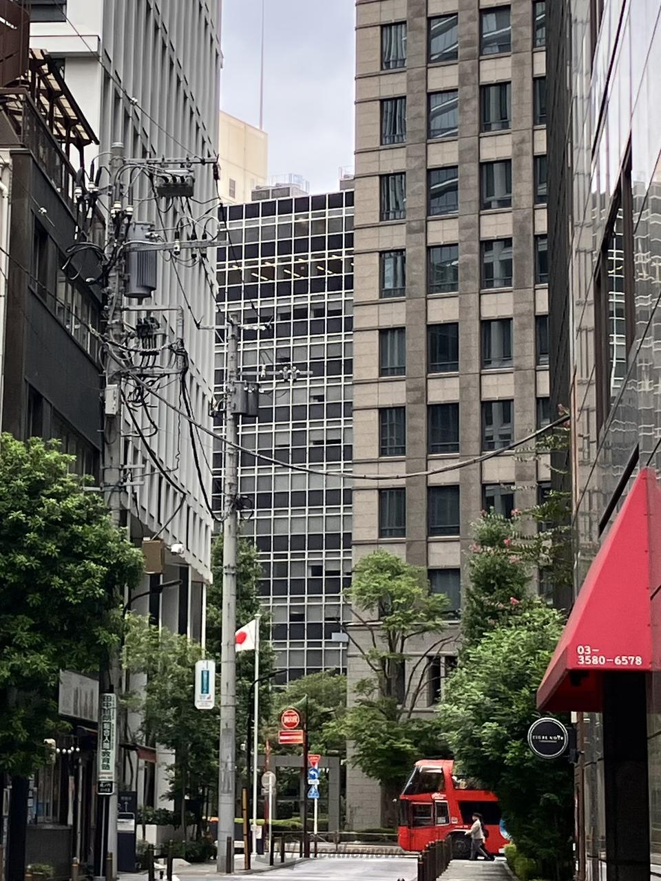 🏙️ビルの谷間の空...