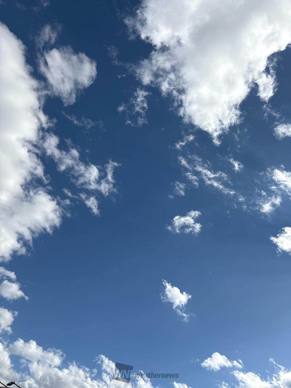 南の空 青い空に白い雲がやや強い西風に乗 | 北海道札幌市南区 | 豊川