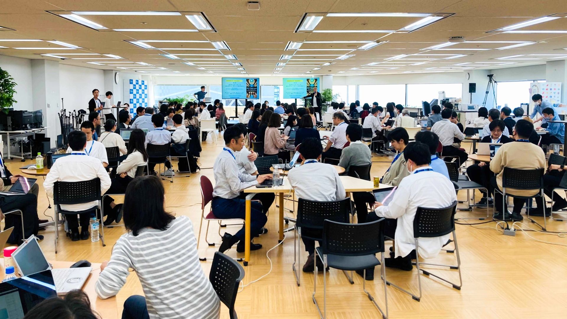 社員の9割が参加した生成AIハッカソンの様子