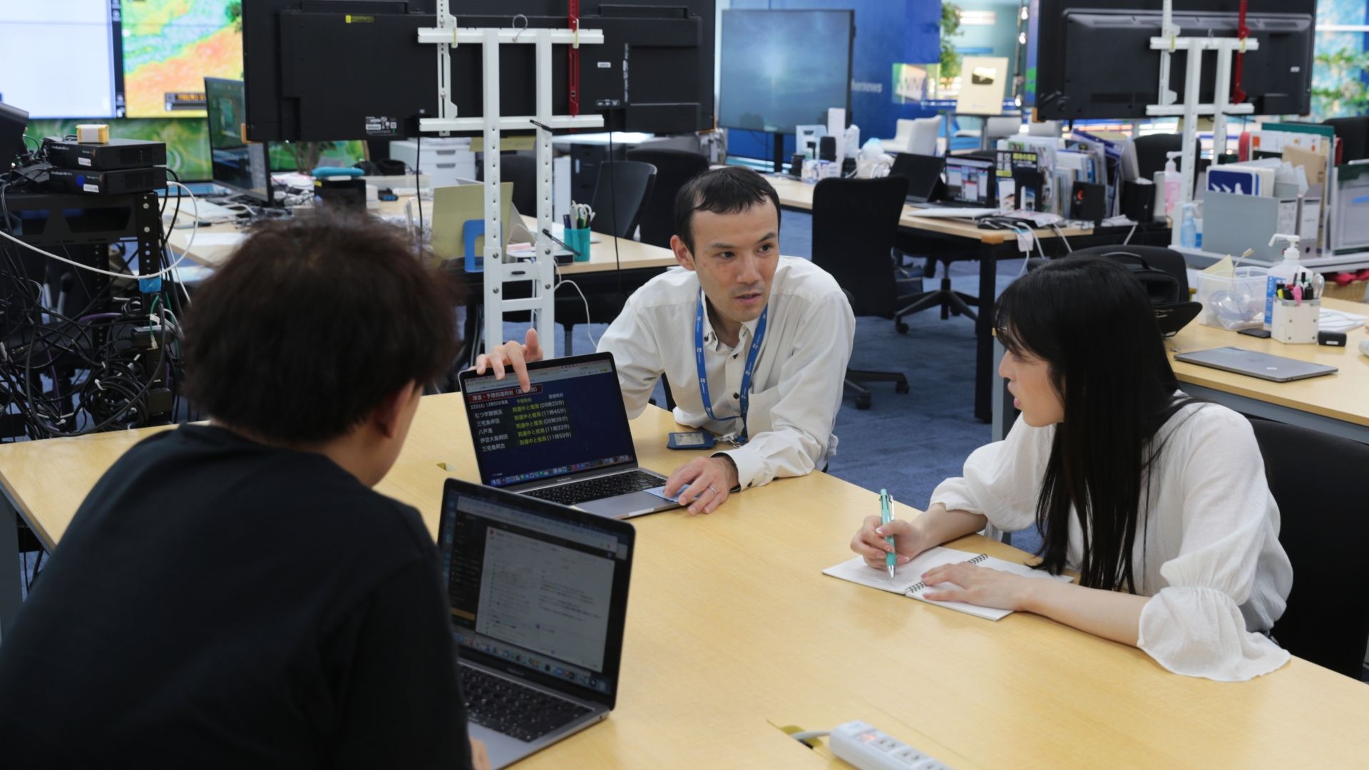 地震訓練終了後の反省会の様子